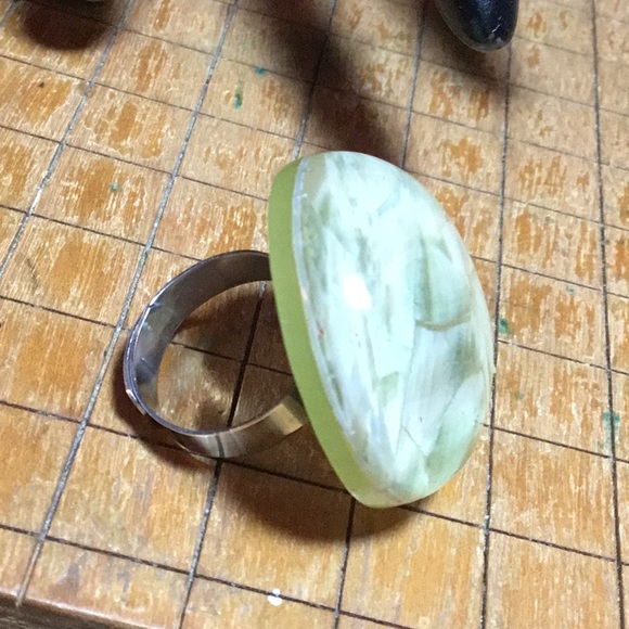Lucite Mother of Pearl Shell Ring Size 5 To 9 Adjustable Midcentury Modern EVC - Picture 6 of 10